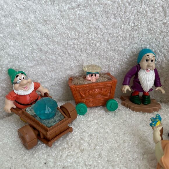 6 Vintage Classic Disney Figures 80s 90s 3 Dwarves Dalmatian Cruella Bambi - Picture 2 of 10